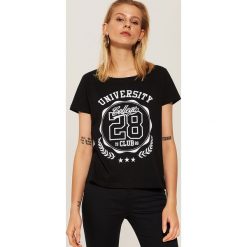 T-shirt z nadrukiem University - Czarny. Czarne t-shirty damskie House, l, z nadrukiem. Za 29,99 zł.