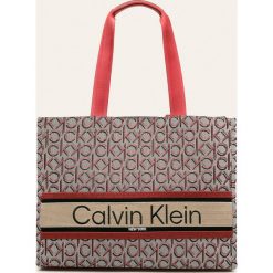 Calvin Klein - Torebka. Różowe torby damskie na zakupy Calvin Klein, w paski, z poliesteru, na ramię, duże, bez dodatków. W wyprzedaży za 479,90 zł.