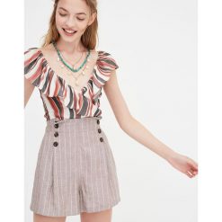 Lniane bermudy w paski z guzikami z przodu. Zielone szorty damskie Pull&Bear, w paski. Za 39,90 zł.