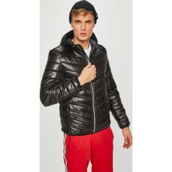 Guess Jeans - Kurtka. Czarne płaszcze męskie Guess Jeans, m, z aplikacjami, z poliesteru, krótkie, z kapturem. W wyprzedaży za 399,90 zł.