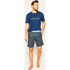 Piżama Calvin Klein Underwear Short Set 000NM1746E. Niebieskie piżamy męskie Calvin Klein Underwear, m, bez wzorów, z elastanu, bez rękawów. Za 299,00 zł.