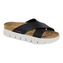 Skórzane klapki w kolorze czarnym. Klapki damskie Birkenstock. W wyprzedaży za 299,95 zł.