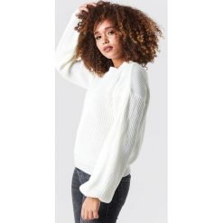 Glamorous Sweter z bufiastym rękawem - White. Białe swetry damskie marki Glamorous, bez wzorów, z dzianiny, bez rękawów, długie, bez kaptura. Za 161,95 zł.
