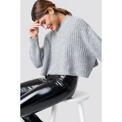 Trendyol Krótki sweter - Grey. Szare swetry damskie marki Trendyol, bez wzorów, z krótkim rękawem, krótkie, bez kaptura. Za 100,95 zł.
