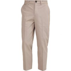 Chinosy męskie: AllSaints PORTER Spodnie materiałowe sand