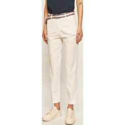 Tommy Hilfiger - Spodnie. Białe spodnie damskie TOMMY HILFIGER, w paski, z elastanu. W wyprzedaży za 289,90 zł.