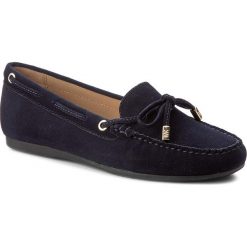 Mokasyny MICHAEL MICHAEL KORS - Sutton Moc 40R7STFR1S Admiral. Niebieskie mokasyny damskie MICHAEL Michael Kors, ze skóry, na płaskiej podeszwie. W wyprzedaży za 469,00 zł.