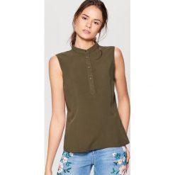 Bluzki, topy, tuniki: Zwiewny top z zapięciem przy dekolcie – Khaki