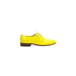 Unikatowe żółte lakierki męskie - buty wizytowe T54. Żółte buty wizytowe męskie Modini Moda Męska, ze skóry, bez zapięcia. Za 297,00 zł.