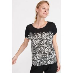 T-shirt z nadrukiem - Wielobarwny. T-shirty damskie Reserved, s, z nadrukiem. W wyprzedaży za 19,99 zł.