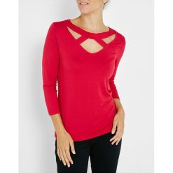 Koszulka w kolorze czerwonym. Czerwone koszulki damskie Jacqueline Riu, bez wzorów, klasyczne, z okrągłym kołnierzem. W wyprzedaży za 39,95 zł.
