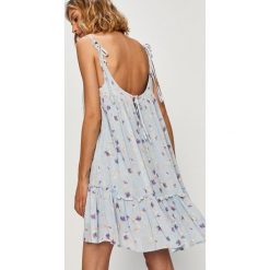 Answear - Sukienka Answear Lab. Niebieskie sukienki damskie ANSWEAR, na co dzień, s, w kwiaty, z wiskozy, casualowe, z okrągłym kołnierzem, bez rękawów, mini, proste. Za 169,90 zł.