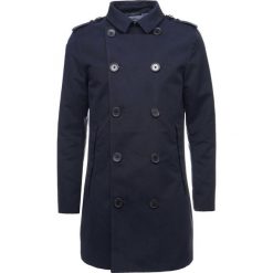 Superdry PREMIUM ROGUE Prochowiec dark navy. Niebieskie płaszcze męskie Superdry, m, bez wzorów, z bawełny, bez kaptura. W wyprzedaży za 546,75 zł.
