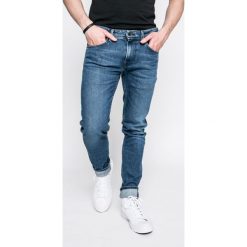 Pepe Jeans - Jeansy. Niebieskie jeansy męskie Pepe Jeans, z aplikacjami, z obniżonym stanem. W wyprzedaży za 279,90 zł.