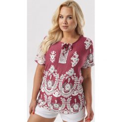 Bordowa Bluzka Assamare. Czerwone bluzki damskie Born2be, xl, bez wzorów, bez kołnierzyka, bez rękawów. W wyprzedaży za 39,99 zł.