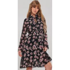 Czarna Sukienka Graciela. Czarne sukienki damskie Renee, na randkę, s, w paski, ze stójką, bez rękawów, długie, midi, rozkloszowane. Za 119,99 zł.