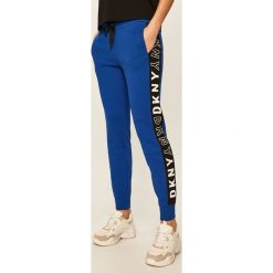 Dkny - Spodnie. Niebieskie spodnie damskie DKNY, s, z bawełny. Za 299,90 zł.