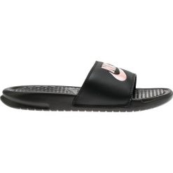 KLAPKI BENASSI JDI. Czarne klapki damskie Nike, w paski, ze skóry ekologicznej, bez obcasa. Za 129,99 zł.
