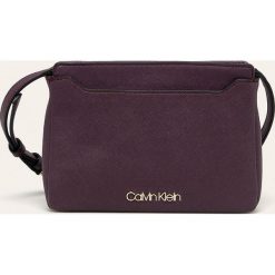 Calvin Klein - Torebka. Fioletowe listonoszki damskie Calvin Klein, w paski, ze skóry ekologicznej, na ramię, małe, bez dodatków. Za 359,90 zł.