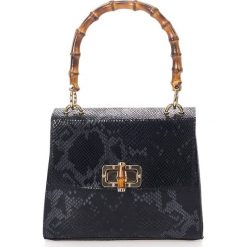 Skórzana torebka w kolorze czarnym - 25 x 20 x 9 cm. Czarne torebki klasyczne damskie Black Bags, w paski, ze skóry, na ramię, bez dodatków. W wyprzedaży za 263,95 zł.