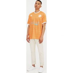 Koszulka piłkarska w stylu retro. Czarne t-shirty męskie marki Pull & Bear, m. Za 29,90 zł.