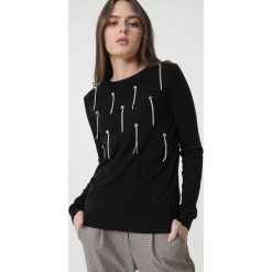 Czarny Sweter Dennis. Czarne swetry damskie Born2be, s, z aplikacjami, klasyczne, z długim rękawem, długie, bez kaptura. Za 99,99 zł.