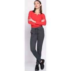 Ciemnoszare Spodnie Dresowe Occasion. Szare spodnie damskie Born2be, s, z dresówki. Za 49,99 zł.