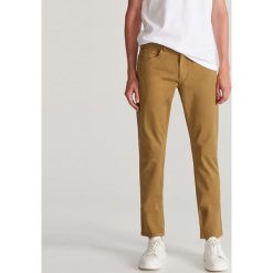 Bawełniane spodnie slim fit - Khaki. Brązowe spodnie męskie Reserved, m, bez wzorów, z bawełny. Za 99,99 zł.