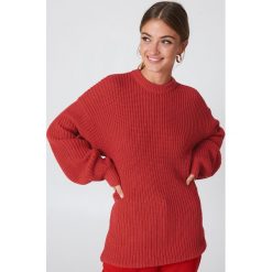 NA-KD Dzianinowy sweter z obniżonymi ramionami - Red. Czerwone swetry klasyczne damskie marki NA-KD, z dzianiny. Za 121,95 zł.