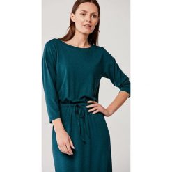 Sukienka Elwina szmaragdowa melanż 32 zielony. Zielone sukienki damskie Marie Zélie, na co dzień, na jesień, s, w paski, z elastanu, z okrągłym kołnierzem, bez rękawów, proste. Za 297,00 zł.