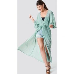 NA-KD Boho Sukienka-płaszcz z szyfonu - Green. Zielone płaszcze damskie marki NA-KD Boho, bez wzorów, z poliesteru, boho. W wyprzedaży za 80,97 zł.