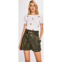 Only - Top Eva. Białe topy damskie marki ONLY, s, z nadrukiem, z bawełny, z okrągłym kołnierzem. W wyprzedaży za 49,90 zł.