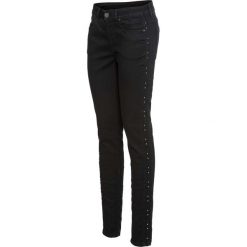 Dżinsy z ćwiekami bonprix czarny denim. Czarne jeansy damskie bonprix. Za 139,99 zł.