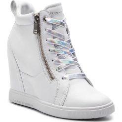 Sneakersy TOMMY HILFIGER - Iridescent Dress Sneaker FW0FW03921 White 100. Białe półbuty damskie TOMMY HILFIGER, ze skóry ekologicznej. W wyprzedaży za 519,00 zł.