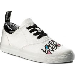 Tenisówki LOVE MOSCHINO - JA15463G05JE110E Canv.Bia/Vern.Nero. Białe półbuty damskie Love Moschino, na co dzień, bez wzorów, z gumy, bez obcasa, na płaskiej podeszwie, bez zapięcia. W wyprzedaży za 419,00 zł.