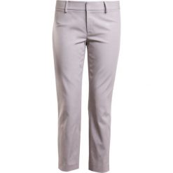 Club Monaco RENAY CROP Spodnie materiałowe oats. Brązowe spodnie damskie marki Club Monaco, bez wzorów, z elastanu. W wyprzedaży za 493,35 zł.