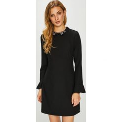 Pepe Jeans - Sukienka. Czarne sukienki damskie Pepe Jeans, na co dzień, s, z haftami, z poliesteru, casualowe, bez kołnierzyka, bez rękawów, mini, proste. W wyprzedaży za 299,90 zł.