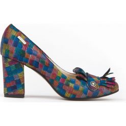 Czółenka z frędzlami - skóra naturalna - model 043 - kolor kwadraty. Szare czółenka damskie Zapato, na co dzień, bez wzorów, z jeansu, z okrągłym noskiem, bez obcasa, na obcasie. W wyprzedaży za 255,20 zł.