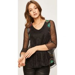 Desigual - Bluzka. Czarne bluzki damskie Desigual, s, z aplikacjami, z elastanu, bez kołnierzyka, z długim rękawem. W wyprzedaży za 199,90 zł.