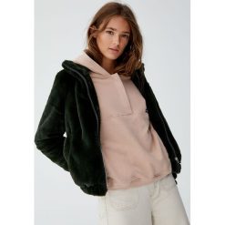 Bluza typu kangur z kapturem. Różowe bluzy damskie Pull&Bear, bez wzorów, bez rękawów, z kapturem. Za 99,90 zł.
