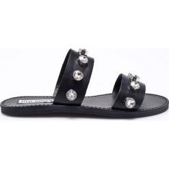 Steve Madden - Klapki. Czarne klapki damskie Steve Madden, bez wzorów, ze skóry, bez obcasa. W wyprzedaży za 219,90 zł.