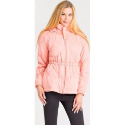 KURTKA Pikowana Emporio Armani. Różowe kurtki damskie z materiału. Za 725,40 zł.
