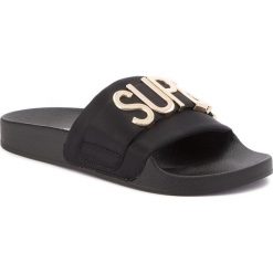 Klapki STEVE MADDEN - Word Slipper 91000971-09010-01003 Black Multi. Czarne klapki damskie Steve Madden, z aplikacjami, ze skóry ekologicznej, bez obcasa. W wyprzedaży za 169,00 zł.
