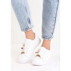 Białe Buty Sportowe Pyn. Białe buty sportowe damskie marki Born2be, z aplikacjami. Za 59,99 zł.