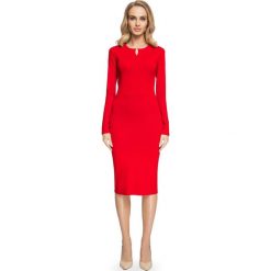 NELIA Sukienka z modelującymi cięciami i opuszczonym ramieniem - czerwona. Czerwone sukienki damskie Stylove, s, bez wzorów, z dzianiny, bez kołnierzyka, bez rękawów, ołówkowe. Za 169,00 zł.