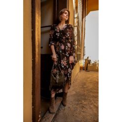 Długa boho szyfonowa sukienka w kwiaty FLORES. Czarne sukienki damskie Endoftheday, na co dzień, na jesień, w kwiaty, z elastanu, boho, bez kołnierzyka, z długim rękawem, długie, maxi, proste. Za 109,00 zł.