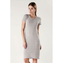 Sukienka w kolorze jasnoszarym. Szare sukienki damskie Far Far Fashion, Ryłko by Agnes&Paul, bez wzorów, z okrągłym kołnierzem, bez rękawów. W wyprzedaży za 89,95 zł.