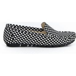 Mokasyny damskie - skóra naturalna - model 001 – kolor czarna szachownica. Czarne mokasyny damskie Zapato, do pracy, na lato, bez wzorów, z jeansu, klasyczne, na niskim obcasie, na płaskiej podeszwie, bez zapięcia. Za 310,00 zł.