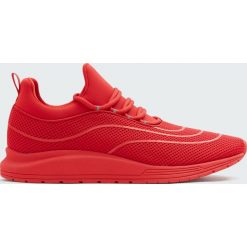 Czerwone buty sportowe transfer XDYE. Czerwone buty sportowe męskie marki Pull&Bear, bez zapięcia. Za 89,90 zł.