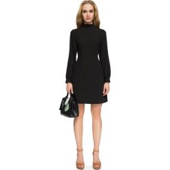 FAWNA Taliowana sukienka ze stójką - czarna. Czarne sukienki damskie Stylove, s, bez wzorów, z tiulu, ze stójką, bez rękawów, rozkloszowane. Za 169,00 zł.
